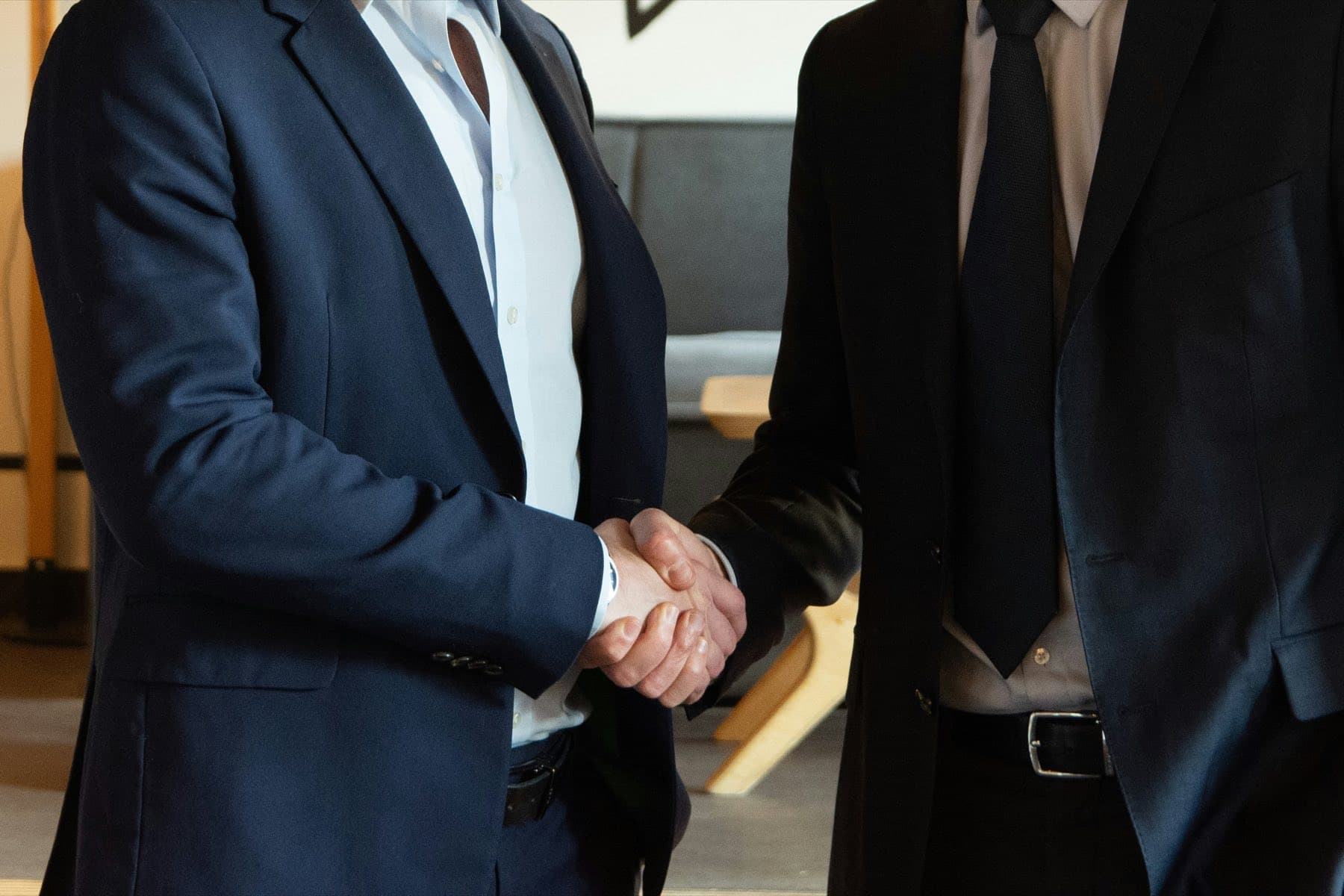 Apretón de manos entre dos personas, cerrando un acuerdo